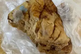 恶心！福州一女子馒头吃过半，才发现发霉长毛了图片