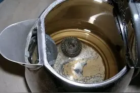 保洁阿姨告诉我：水壶里有水垢别乱清洗，教你绝招，水垢自动脱落图片