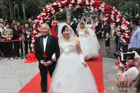 七旬老头看上37岁离异女，子女不同意，老头落泪：我俩感情很纯洁图片