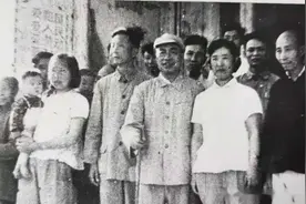 1954年，一农村妇女找到失散26年的将军丈夫，害怕打扰他转身离开图片