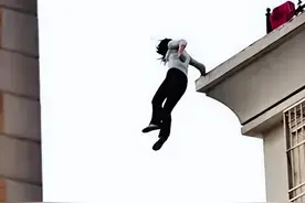 儿媳向公公借300给孩子看病，被婆婆逼跳楼，儿子：断绝关系永别图片