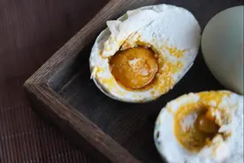 腌咸鸭蛋，不用泥巴不用盐水，土方法只需1个月，个个起沙流油图片