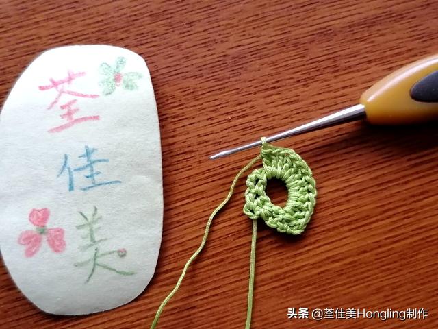 远方喜欢在银杏树下漫步的人,为你钩织了两片银杏叶哟