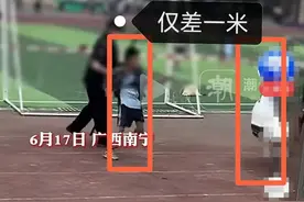 官威！奔驰校内行驶险撞学生，保安持棍站立护其左右图片