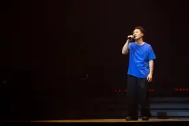 陈奕迅开骚前担心失声 感触泪洒红馆舞台：勇气就是魔术图片