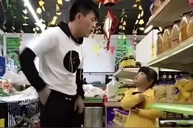 90后宝爸“撒泼打滚”，女儿赶紧投降：不吃冰淇淋了，太丢人图片