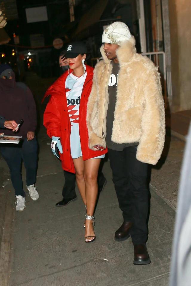 亿万富婆蕾哈娜雪夜出行！半扎泰迪卷秀出心形脸，戴唇钉气场贼强