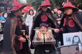 洋相还得洋人出！老外在中国争先恐后当“罪犯”游街，还跪下拍照图片