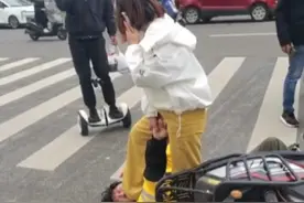 断3根肋骨赔1万8？女子踩脸殴打骑手后，女子被刑拘，当事人回应图片