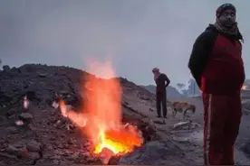 印度火焰山：大火燃烧上百年未扑灭，50万人死守不肯离开图片