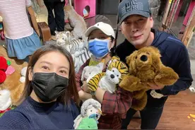 高圆圆王耀庆聚会，与小9岁王真儿同框显年轻，还穿闺蜜装凹造型图片