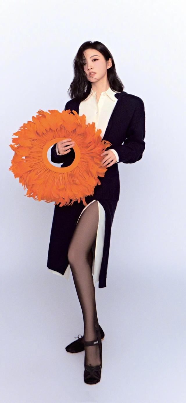 2021年,景甜与张彬彬搭档的奇幻剧《司藤》开播,饰演女主角司藤,外表