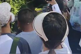 网传女孩在峨眉山遭猴子疯狂撕拽？景区回应图片