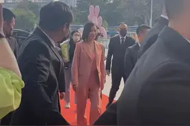 知名港星现身深圳站台，获数名保镖拉人墙，周围无人围观场面尴尬图片