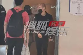 独家：张艺兴医院就诊 大热天穿长袖不知是否抱恙图片
