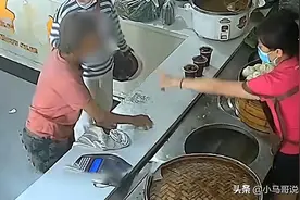 老太嫌肉包子露馅怒砸店员，老板心凉凉：已经免费帮了她一年多图片