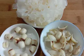 别让睡不着困扰你，百合莲子银耳煮汤，解决好多人的烦恼图片