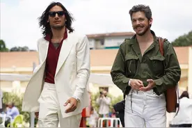 夏天喜欢穿“白裤子”的男士，试试这些搭配组合，造型时髦不油腻图片