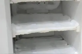 冰箱结冰了，切记不要铲！聪明人都这样做，既省钱又实用，看看吧图片