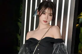 腐团儿脖子以下全是腿，小钰罕见秀大长腿，网友夸赞白长直图片