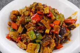 茄子切成丁淋上鸡蛋，真的太好吃了，我家一周吃7次，营养又好吃图片