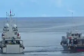 现场画面公布！菲非法闯入渚碧礁、铁线礁附近海域 中国海警水炮警示图片