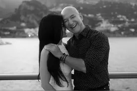 贝索斯和未婚妻订婚照来啦！桑切斯穿钻石裙超性感，大富豪笑开花图片