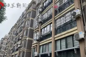 宿迁泗洪南山龙郡小区空调外机位摇摇欲坠，设计院：考虑美观图片