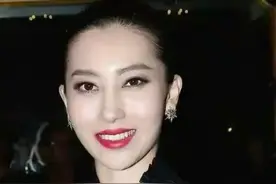 章子怡嫂子比她还有国际范儿，一袭黑色长裙配大红唇，高级又霸气图片