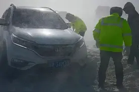 【万家团圆我在岗位】新疆乌鲁木齐：民警雪中救援护航团圆路图片