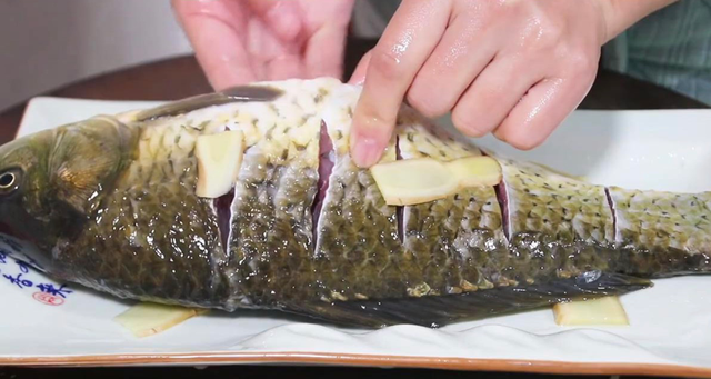 清蒸鱼切记不要放盐和料酒，教你正确做法，鱼肉鲜嫩，不腥不柴