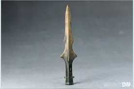 龙说夜郎丨黔西南出土的汉代铜矛，连续起伏的曲刃，受到外地博物馆青睐图片