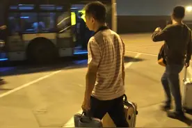 在老家的县城，和一位老同学邂逅，她的做派让我如鲠在喉图片