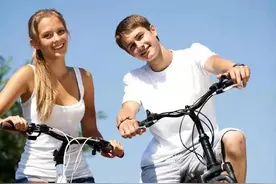 老外说的“两个人”，英语要说“2 people”还是“2 persons”?图片