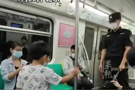 5岁男孩地铁求摸警犬获准许，狗狗主动凑上前图片