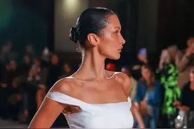 惊艳！顶级超模半裸上台，现场被喷出一件礼服，做衣服的方式变了图片