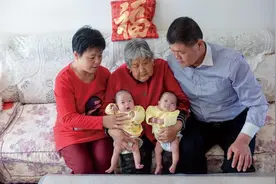 3年前，58岁失独母亲不听任何人劝阻，执意生下双胞胎，如今怎样图片