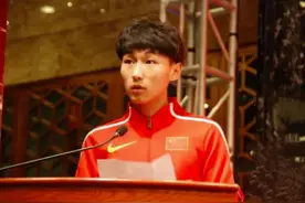 10秒17！00后陈佳鹏百米创佳绩，中国新飞人横空出世图片