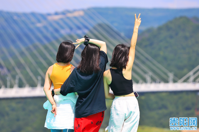 【图集】风景壮丽！龙里河大桥成游客打卡地