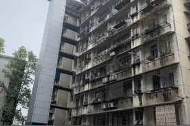 老旧小区加装电梯后，居民纷纷后悔了，直言：花钱买来4个麻烦图片