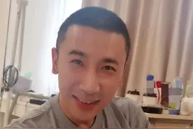 44岁的颜丹晨顺产八斤胖小子，从未露面的老公也终于出镜了图片