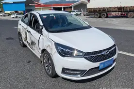 太“害人”！大货车违法变道，把后车“挤上”了护栏……图片