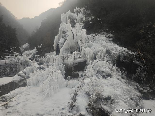 金龙峡冰崖飞瀑赋 文/李景宁