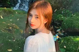 鞠婧祎分享生活随拍美照 一身素净白裙回眸超美图片