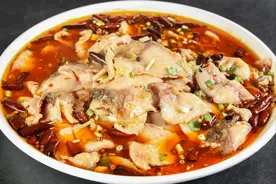 水煮鱼，不能直接下锅煮，牢记1个诀窍，鱼肉不易碎，嫩滑又入味图片