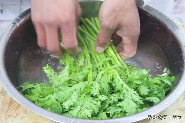 3月的“茼蒿”是真鲜，价钱便宜又水灵，学会这4种吃法，抢鲜吃