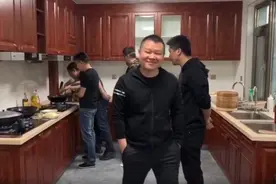 小岳岳回老家过年视频曝光，一家人聚餐好热闹，亲姐却被网友吐槽图片