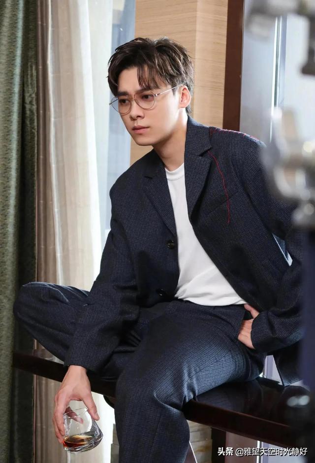 张翰戴眼镜再现"占南弦"扮相,"霸道总裁"一脸禁欲狂吸粉(张翰的的眼睛