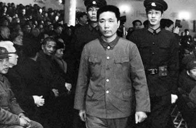 1976年，王洪文秘书突然发现不对劲，火速申请调离：这人要完蛋了