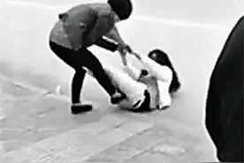 山东捉奸事件回顾：丈夫与小三幽会被抓，反对妻子拳打脚踢逼离婚图片